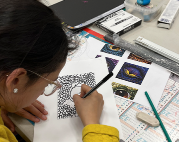 fille qui dessine cours polyèdre seynod annecy