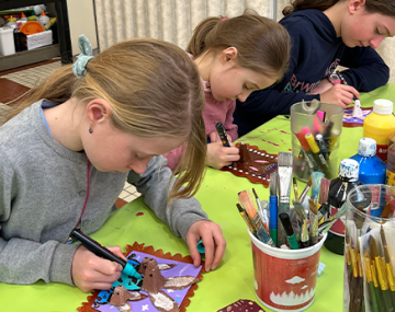 filles qui colorient leurs oeuvres polyèdre seynod annecy
