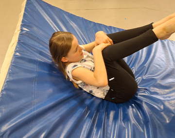 jeune fille sur tapis de gym polyèdre seynod annecy