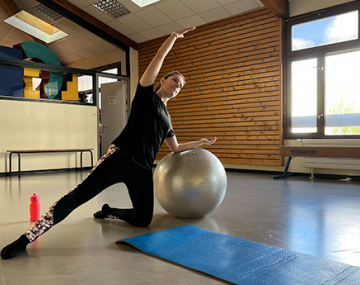 femme avec bras sur un gros ballon pilates polyèdre seynod annecy