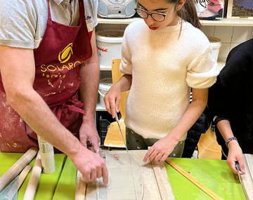 professeur de poterie avec enfant qui mesure la terre polyèdre seynod annecy