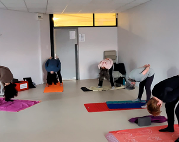 personne dans cours viniyoga polyèdre seynod annecy