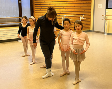 groupe de petite fille en tenue de danse classique avec la professeure polyèdre seynod annecy