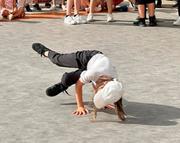 figure de breakdance sur scène polyèdre seynod annecy