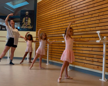 petite fille tenue danse classique à la barre polyèdre seynod annecy
