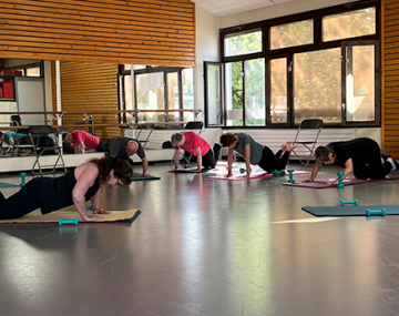 groupe de personnes sur tapis de sport en position pompe avec altères polyèdre seynod annecy