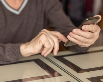 homme âgé qui utilise un téléphone polyèdre seynod annecy