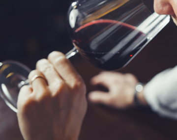verre de vin dans une main d'homme dégustation polyèdre seynod annecy