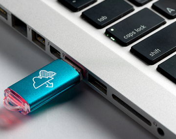 clé usb bleue brancher sur un ordinateur polyèdre seynod annecy