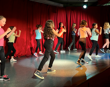 groupe de fille sur scène street dance polyèdre seynod annecy