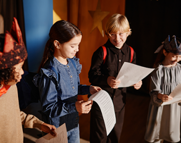 enfants sur scène avec feuille de théâtre polyèdre seynod annecy