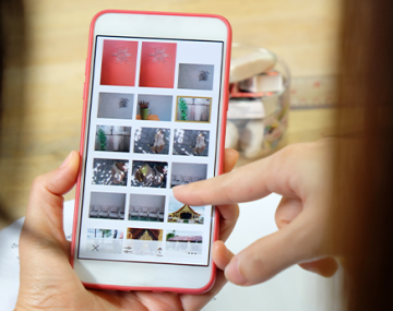 personne qui trie ses photos sur son téléphone polyèdre seynod annecy