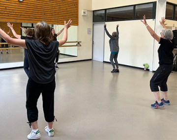 groupe séniors de dos danse zumba polyèdre seynod annecy