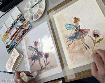 main femme qui tient un pinceau devant une oeuvre d'aquarelle polyèdre seynod annecy