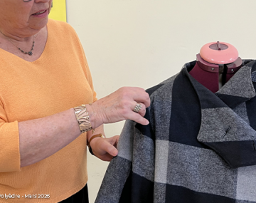 femme qui fait les retouches de couture sur une veste posée sur un mannequin polyèdre seynod annecy