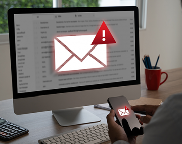 ordinateur avec des panneaux attentions mails polyèdre seynod annecy