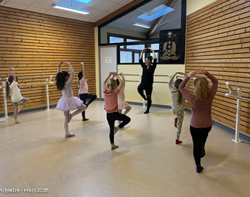 petites filles en tenue de danse polyèdre seynod annecy