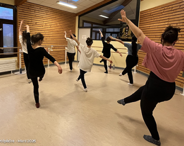 femmes sautent cours de danse jazz polyèdre seynod annecy
