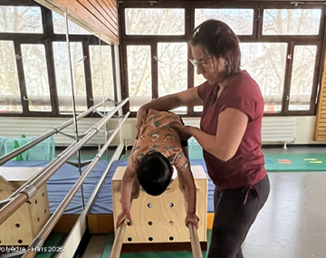 animatrice tient un enfant barre parallèle polyèdre seynod annecy