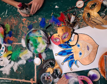 mains d'enfants qui créent des masques de carnaval polyèdre seynod annecy