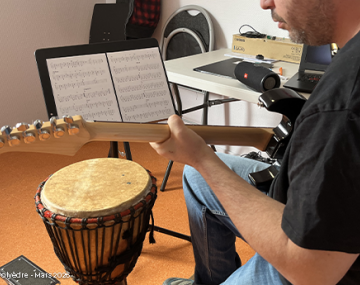 professeur de musique qui joue de la guitare polyèdre seynod annecy