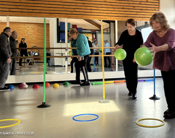 personne qui font des parcours de gym équilibre avec ballon polyèdre seynod annecy