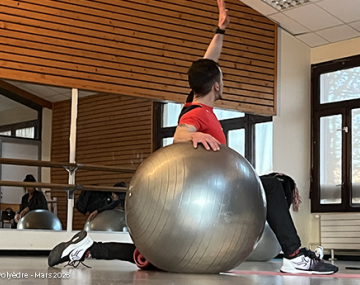 homme qui fait une fente maintenu par une gymball polyèdre seynod annecy