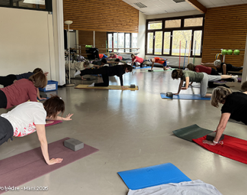 personnes sur tapis en position pilates avec bras en l'air polyèdre seynod annecy