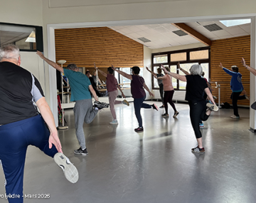 personne danse avec un bras en l'air et un pied talon fesse polyèdre seynod annecy