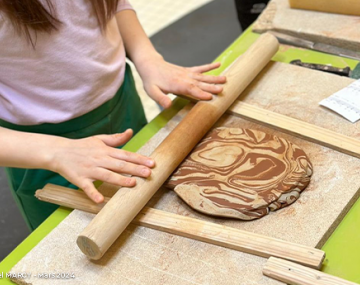 mains enfants qui utilisent un rouleau sur la terre poterie polyèdre seynod annecy