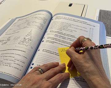 cahier d'apprentissage russe avec main femme qui écrit polyèdre seynod annecy