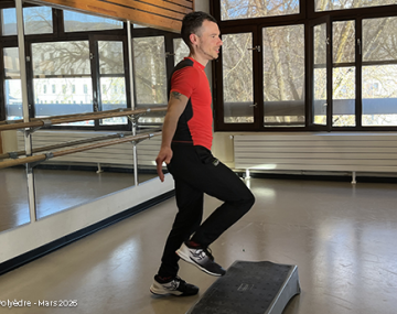 homme sur un step sport polyèdre seynod annecy
