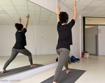 professeur de yoga sur tapis en position polyèdre seynod annecy