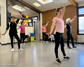 femmes séniors en cours de zumba avec le sourire polyèdre seynod annecy