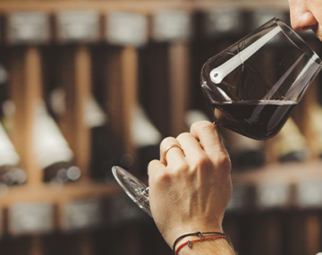 verre de vin dans une main d'homme dégustation polyèdre seynod annecy