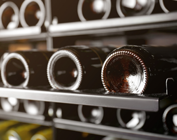 différentes bouteilles de vin sur une étagère dans une boutique de cave polyèdre seynod annecy